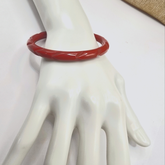 Vintage Carved Bakelite Bangle Bracelet - Picture 2 of 8